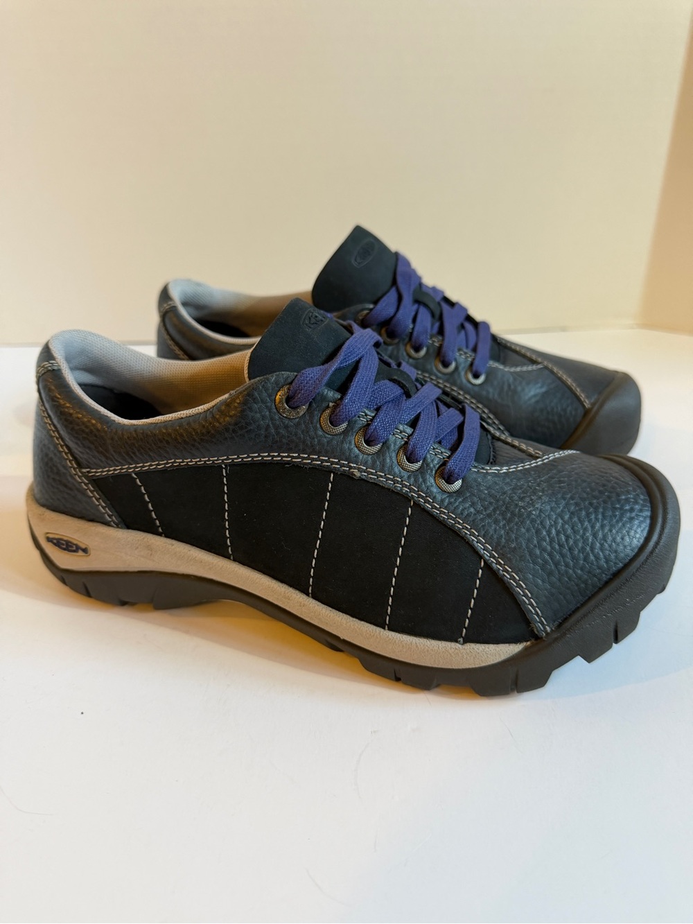 KEEN Womens Casual Navy Leather Lace-Up Shoes with Blue Laces Size 8.5